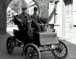 Thomas Edison su un'auto elettrica del 1903 - paura del nuovo che p già vecchissimo